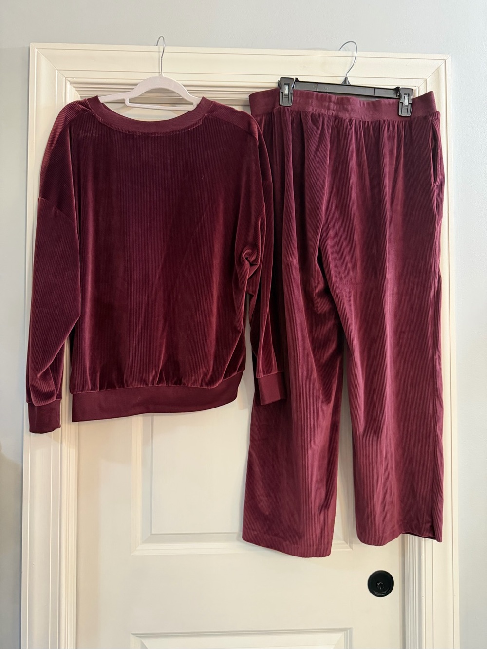 Ladies velour leisure Lounge Set in Deep Wine. 2 pc EUC 1 xl